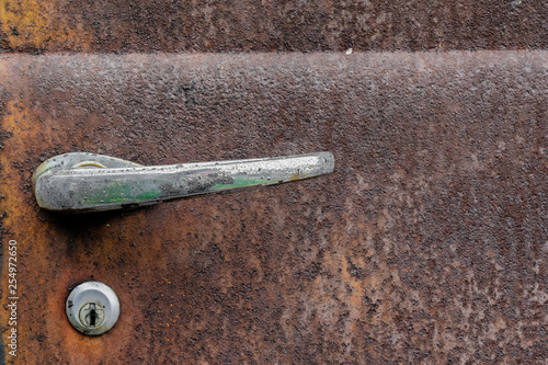 Foto Old rusty antique truck and car door with chrome handle