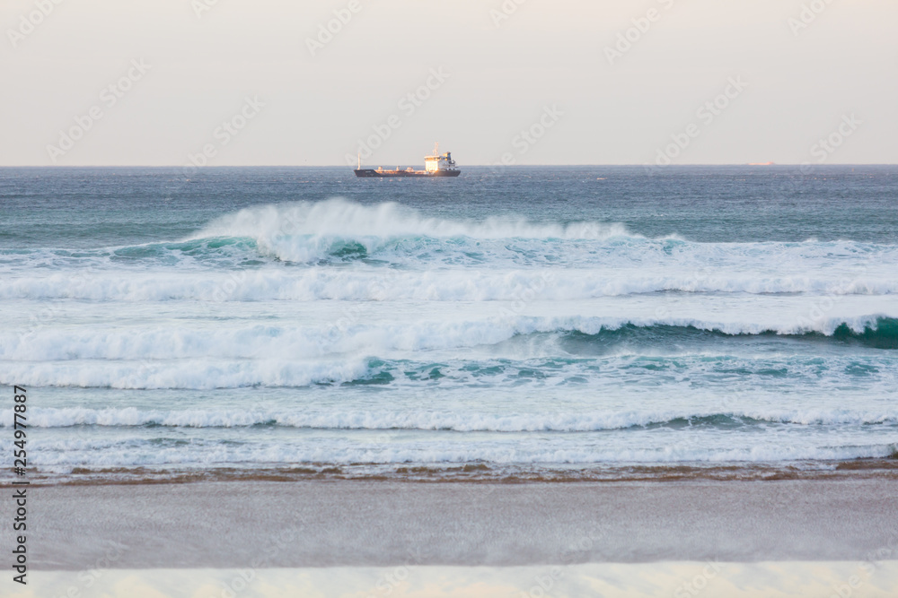 Naklejka premium La playa de La Arena con vistas al mar en pleno atardecer, Basque country