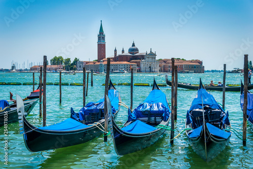 Gondoles bleues à Venise Italie © Cédric Vimeux