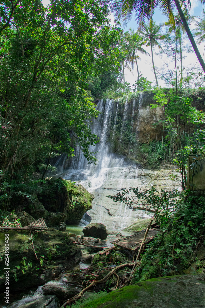 Obraz premium selarong waterfall in bantul, yogyakarta