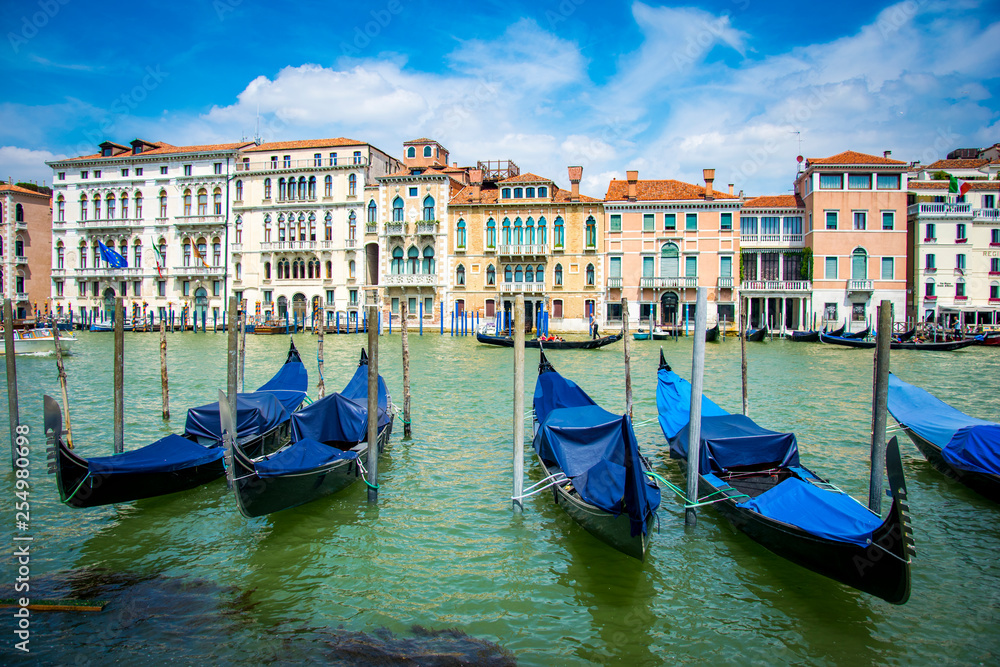 Des gondoles sur le Grand Canal de Venise (Italie) en été