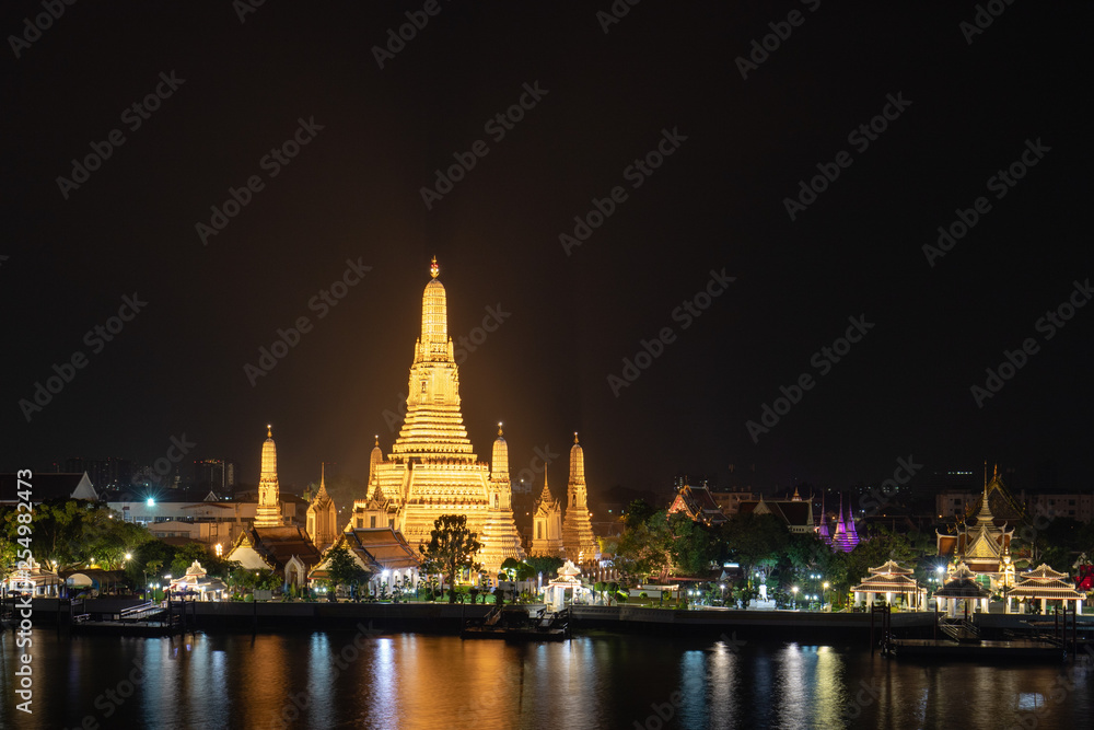 Wat Arun bei Nacht in Bangkok Thailand 