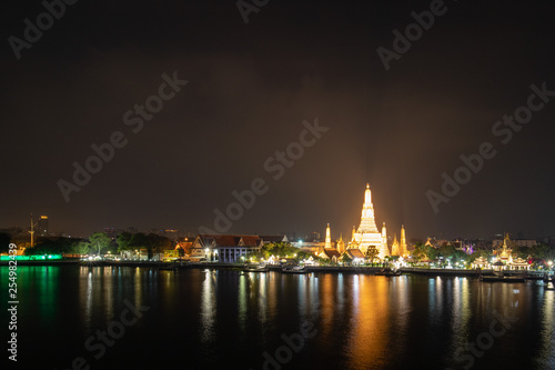 Wat Arun bei Nacht in Bangkok Thailand 