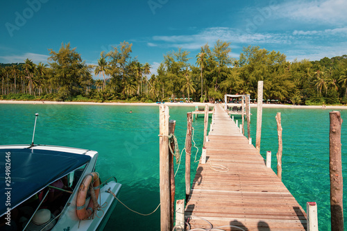 Steg mit Boot mit Blick auf Urlaubsinsel Paradies © Gerrit