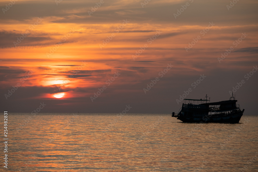 Fischerboot im Sonnenuntergang im Ozean