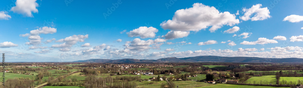 vue panoramique et aérienne sur la campagne avec des montagnes en fond