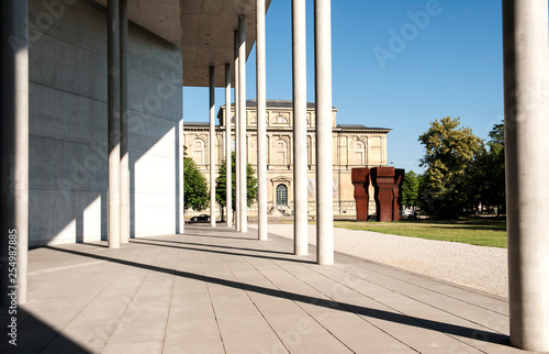 Alte Pinakothek, links Pinakothek der Moderne, München photo