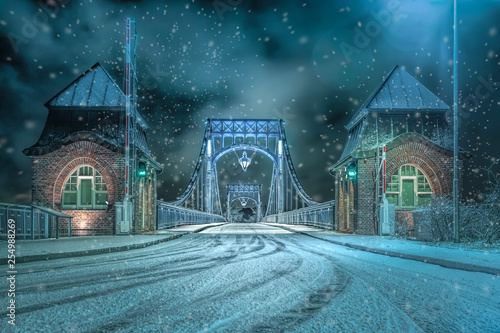 Kaiser Wilhelm Brücke im Winter bei Schneefall 