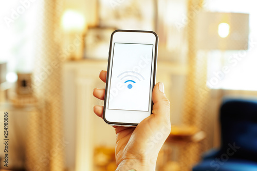 Obraz na plátne Closeup on smartphone with weak wifi signal in hand of woman