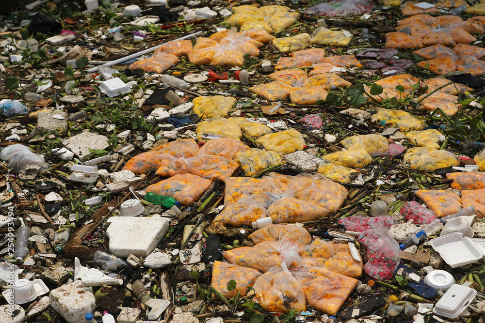 Fluß Chao Praya in Bangkok voll mit schwimmendem Müll
