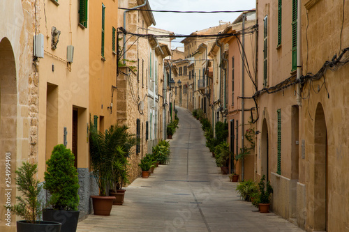 Gasse in Alc  dia auf Mallorca in Spanien