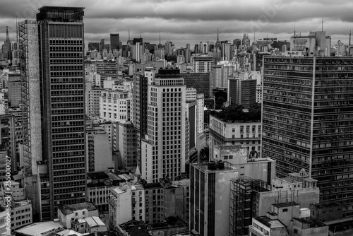 Cidade de S  o Paulo vista de cima preto e branco 2