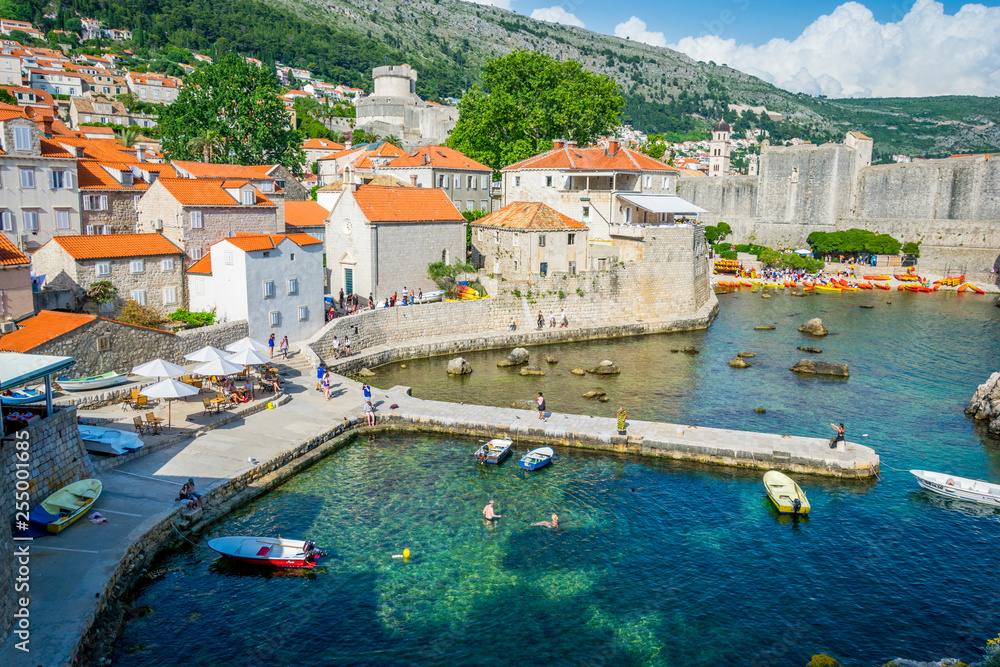 Toits oranges et fortification de la vieille ville de Dubrovnik en Croatie