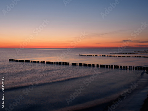 Ostseeküste mit Buhnen