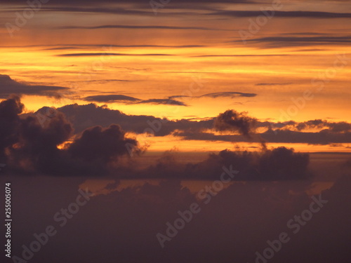 Dunkel orange-gelb Wolken am Himmel © SiRo