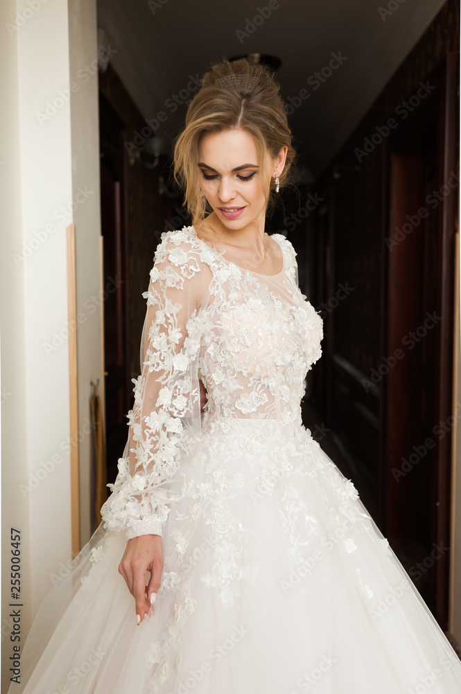 Beautiful bride wearing fashion wedding dress with feathers with luxury delight make-up and hairstyle, studio indoor photo shoot Beautiful bride wearing fashion wedding dress with feathers with luxury delight make-up and hairstyle, studio indoor photo shoot