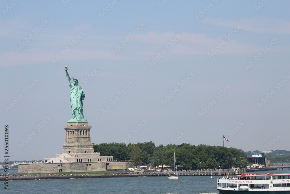 Liberty Monument, Hudson River, New York, Estatua de la Libertad sobre el rio Hudson en New York Liberty Monument, Hudson River, New York, Estatua de la Libertad sobre el rio Hudson en New York