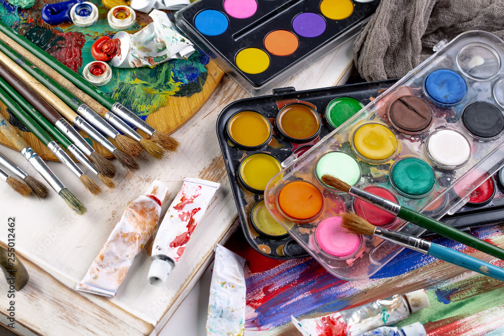 Naklejka premium Paint brushes and paints for drawing.