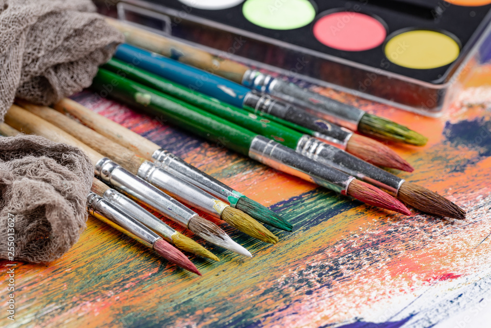 Obraz premium Paint brushes and paints for drawing.