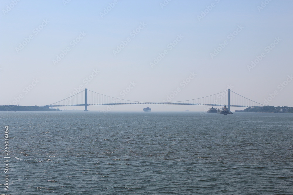 Fototapeta premium Puente Verrazano-Narrows visto desde el Rio Hudson