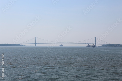 Puente Verrazano-Narrows visto desde el Rio Hudson