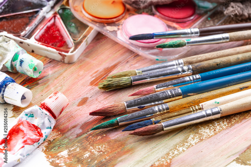 Obraz premium Paint brushes and paints for drawing.