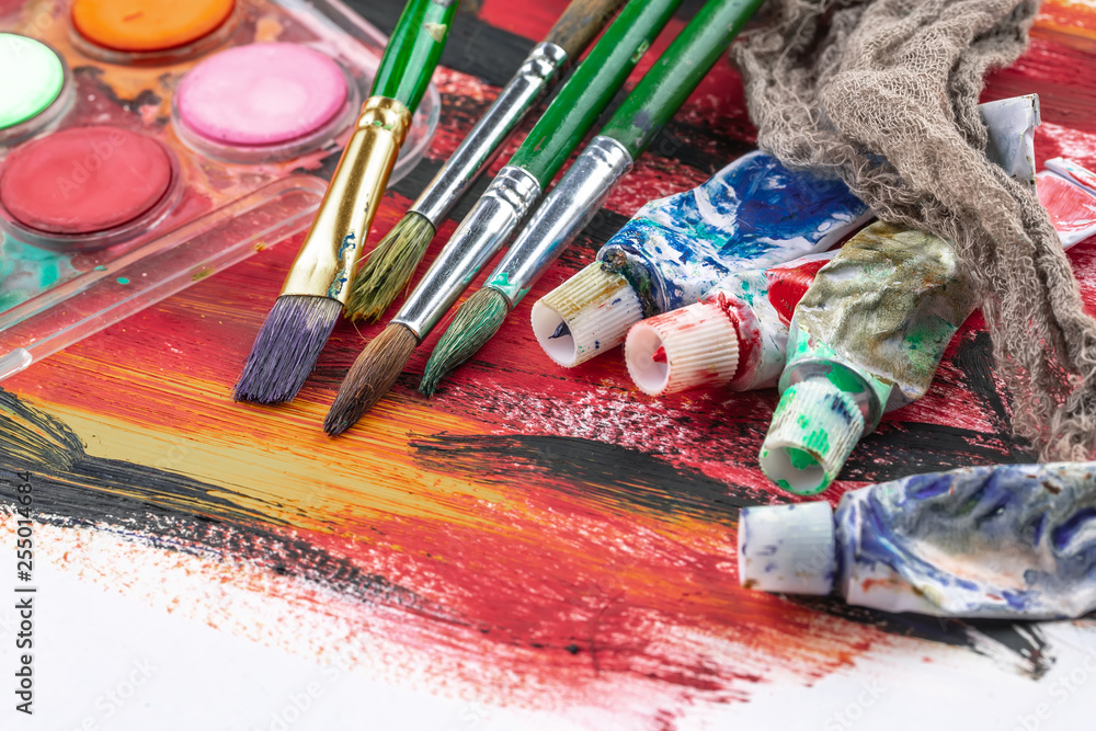 Obraz premium Paint brushes and paints for drawing.