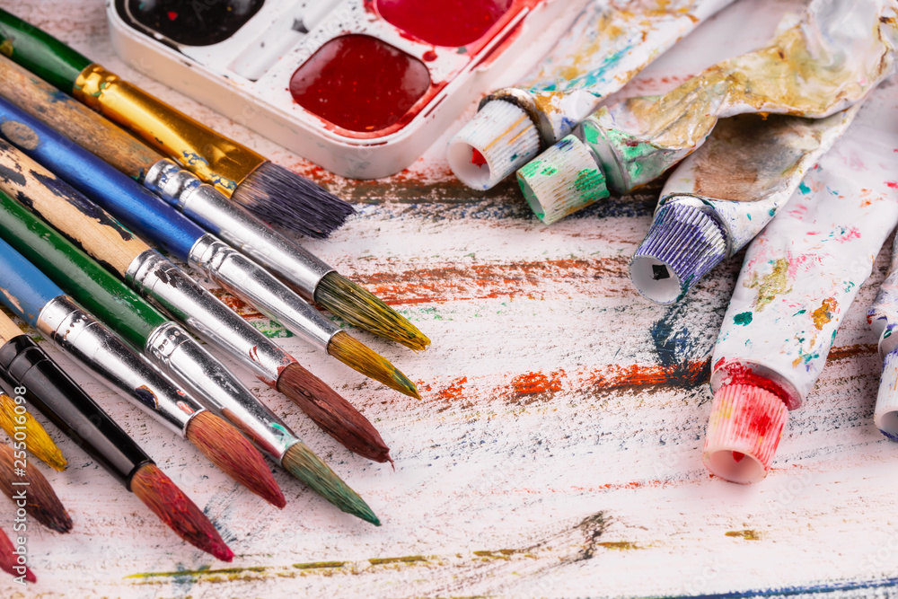 Obraz premium Paint brushes and paints for drawing.