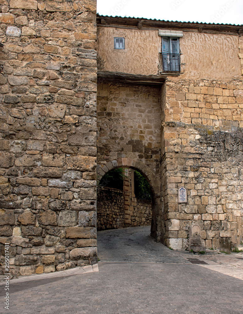 Puerta de Azogue en la muralla  de Sepulveda, Segovia
