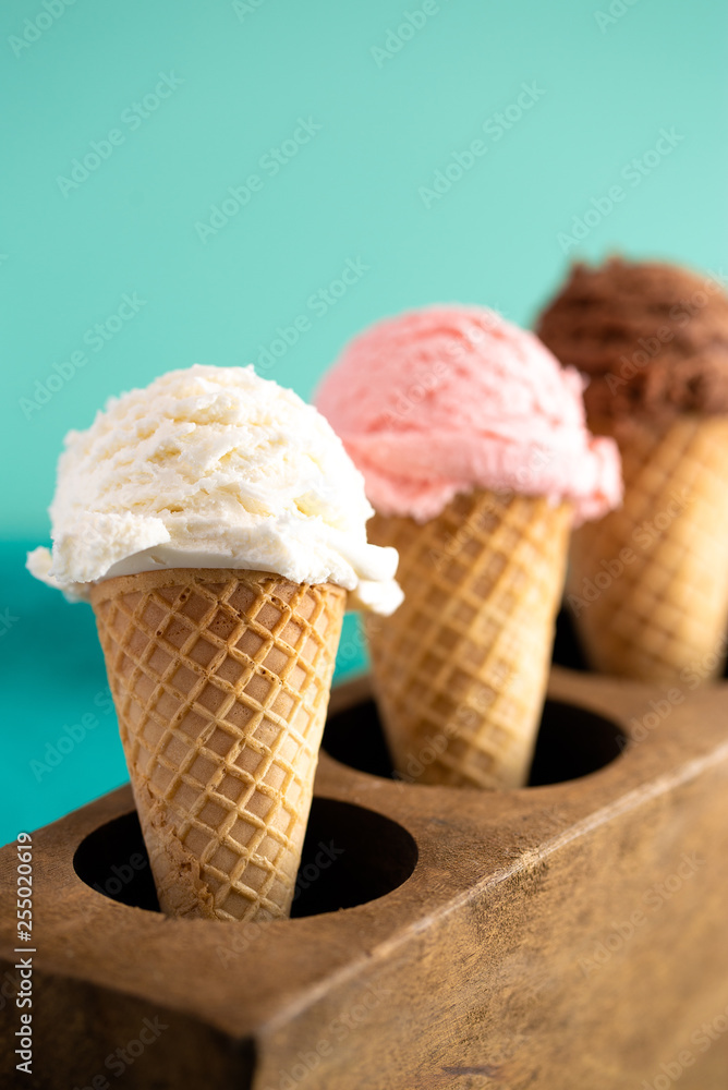 Φωτογραφία A Line of Three Classic Flavors of Ice Cream in a Wooden Sugar Mold