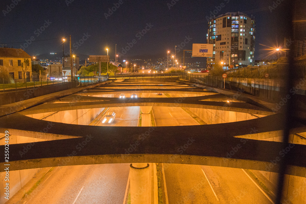 Fototapeta premium Circulación nocturna en un tunel