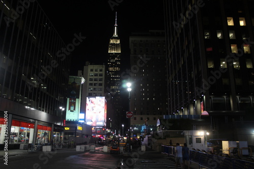New York de noche Empire State iluminado