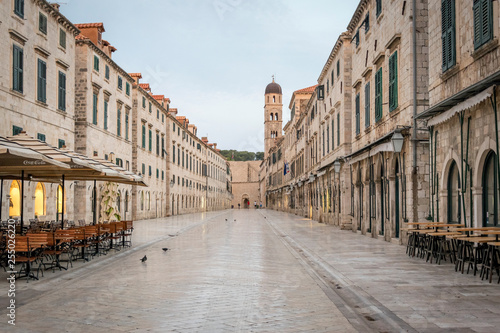 Stradun  la rue principale de la ville ville de Dubrovnik en Croatie