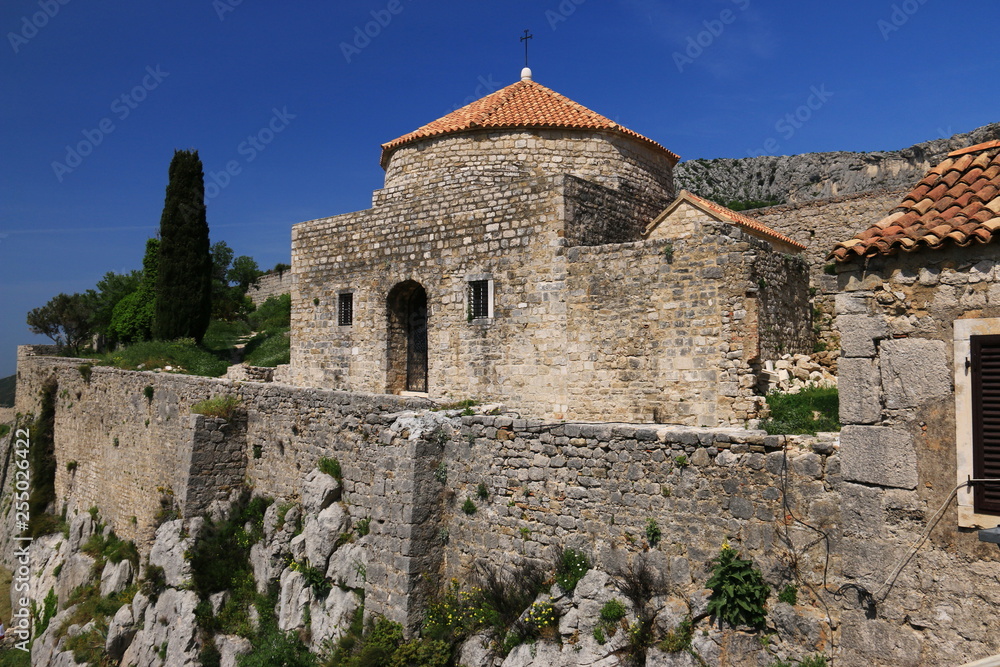 クロアチア　岩山に聳えるスプリトのクリス要塞