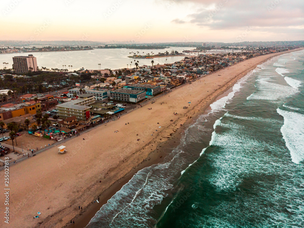 Φωτογραφία Aerial view of Pacific beach and Mission bay in San Diego