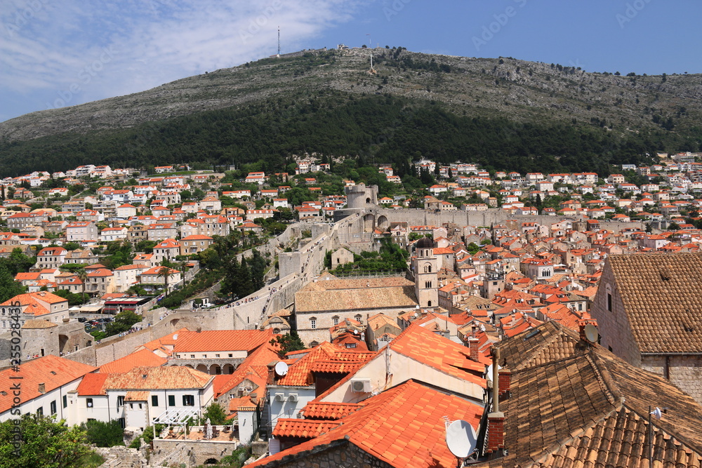 クロアチアアドリア海の真珠　中世の海洋都市ドブロヴニク　城壁巡り
