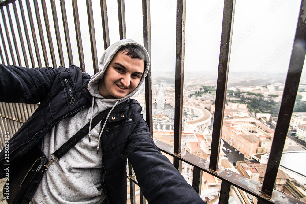 Φωτογραφία Selfie of a handsome caucasian man tourist in Rome at Vatican city on vacation