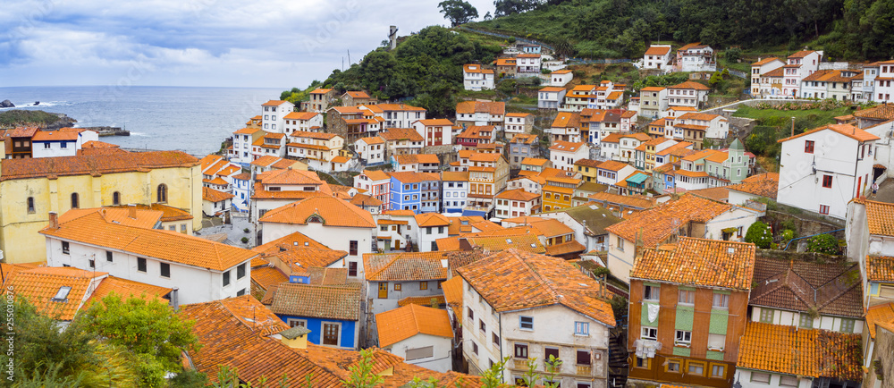 Vistas del pueblo de Cudillero desde el mirador del Pico en Asturias, verano de 2018