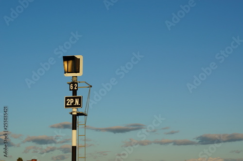Señalización de ferrocarril sobre vía de tren