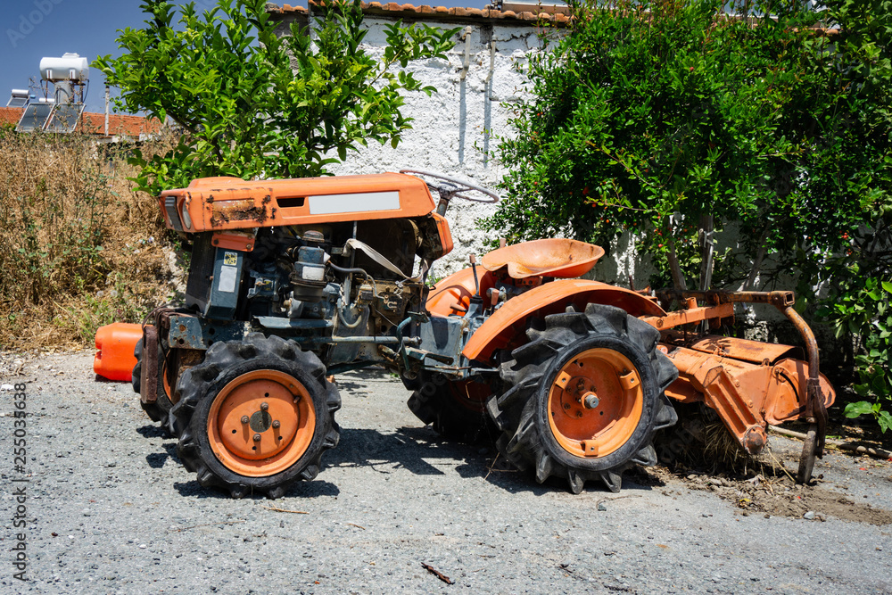 Obraz premium Old agricultural tractor
