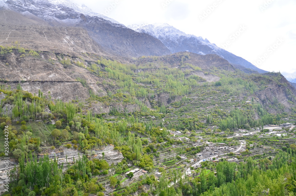 パキスタンのフンザの絶景　美しい山と村と森林