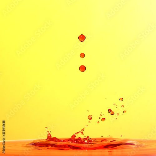 Wasser, Wassertropfen, Wasserspritzer, Wassertropfenkollision, Watersplash, Splasch, Platsch, Gelb, Rot, Orange, Tropfen photo