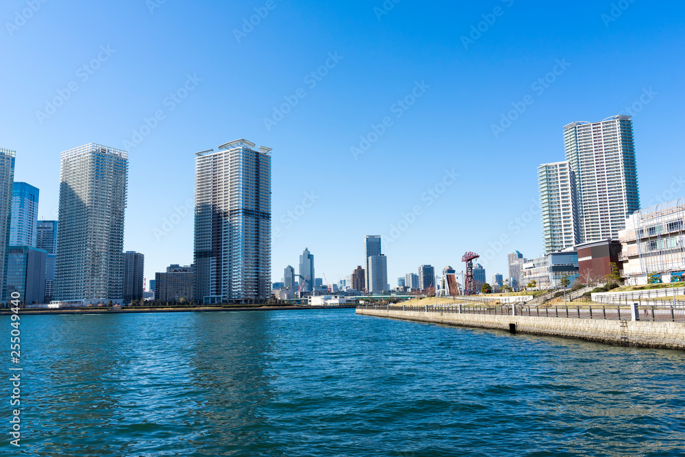 晴海運河と高層ビル群の風景