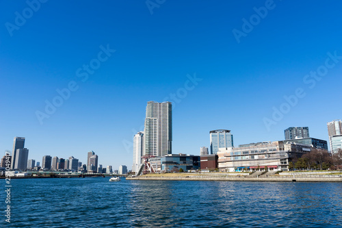 晴海運河と高層ビル群の風景 © EISAKU SHIRAYAMA
