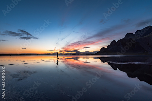 Fotografia Landscape silhouette of girl during sunset