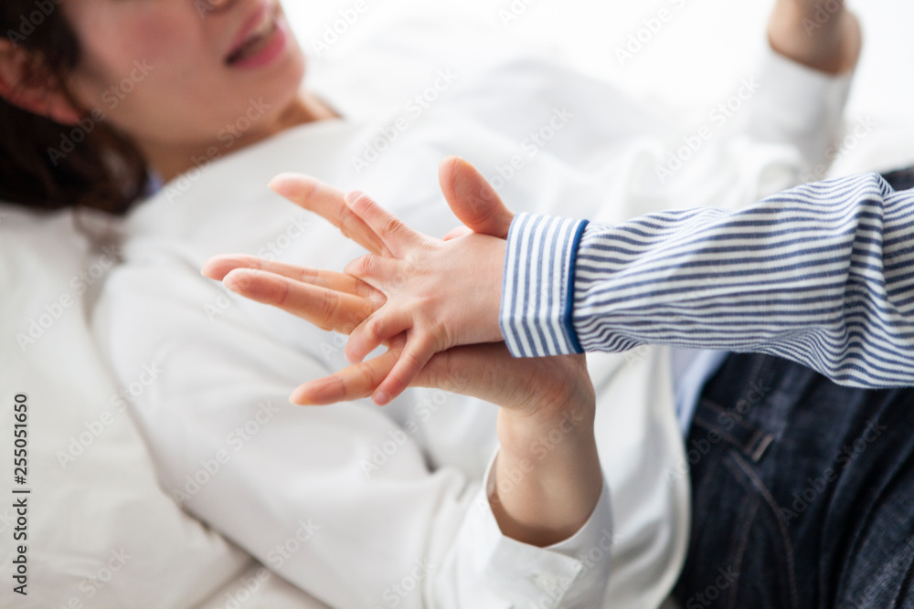仲良く手を合わせる母と息子 仲良く手を合わせる母と息子