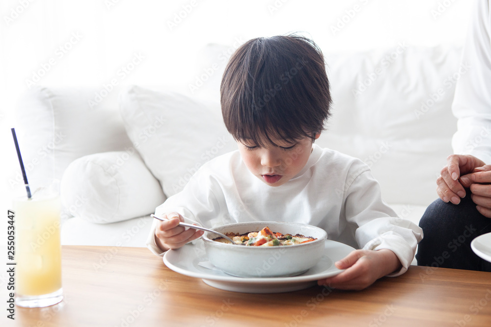 お母さんと仲良くご飯を食べる男の子