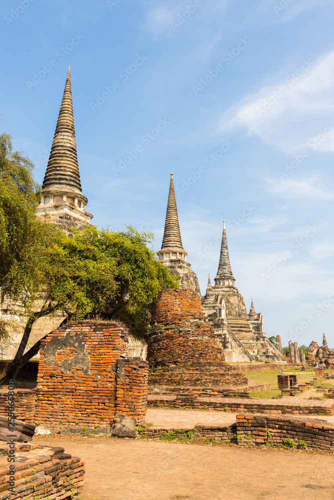 Fototapeta premium Ayutthaya historical park covers the ruins of the old city of Ayutthaya, Wat phra si sanphet.