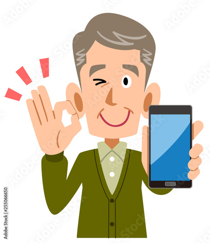 スマートフォンを手に持ちオーケーのサインを示すシニアの男性
