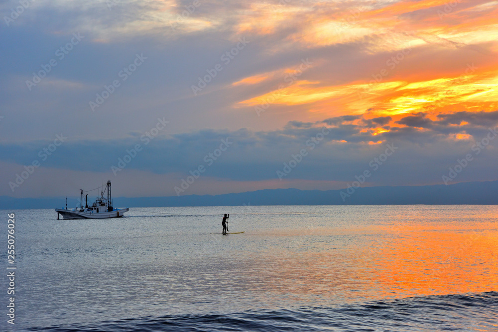 Fototapeta premium 夕方の辻堂海岸とサーファー